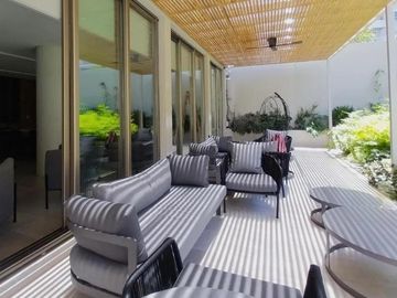 Espectacular departamento de 4 ambientes con dependencia y cochera doble!!