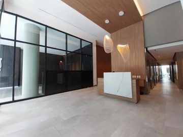 Espectacular departamento de 4 ambientes con dependencia y cochera doble!!