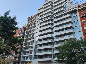 Espectacular departamento de 4 ambientes con dependencia y cochera doble!!