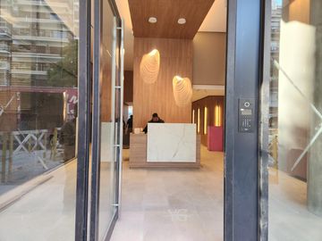 Espectacular departamento de 4 ambientes con dependencia y cochera doble!!