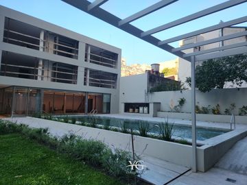 Espectacular departamento de 4 ambientes con dependencia y cochera doble!!