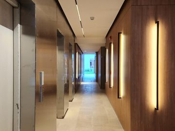 Espectacular departamento de 4 ambientes con dependencia y cochera doble!!