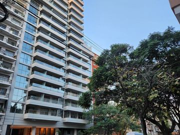 Espectacular departamento de 4 ambientes con dependencia y cochera doble!!