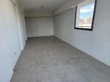 Espectacular departamento de 4 ambientes con dependencia y cochera doble!!