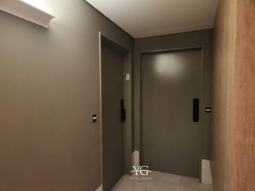 Espectacular departamento de 4 ambientes con dependencia y cochera doble!!