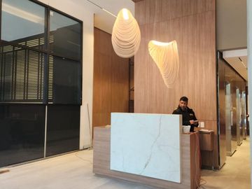 Espectacular departamento de 4 ambientes con dependencia y cochera doble!!