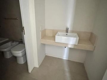 Espectacular departamento de 4 ambientes con dependencia y cochera doble!!