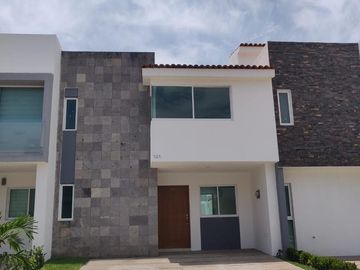 Casa en Venta en Residencial Entre Rios con Casa Club y Alberca.