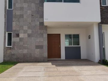 Casa en Venta en Residencial Entre Rios con Casa Club y Alberca.