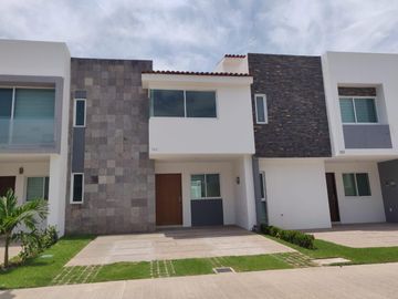 Casa en Venta en Residencial Entre Rios con Casa Club y Alberca.