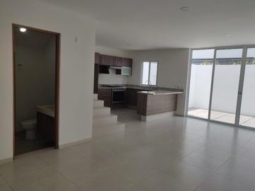 Casa en Venta en Residencial Entre Rios con Casa Club y Alberca.