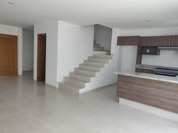 Casa en Venta en Residencial Entre Rios con Casa Club y Alberca.