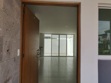 Casa en Venta en Residencial Entre Rios con Casa Club y Alberca.