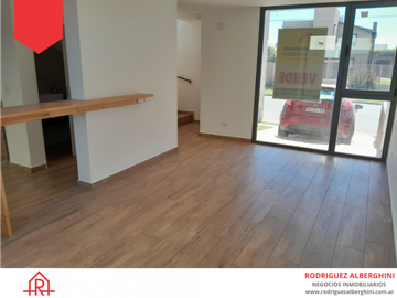 DEPARTAMENTOS DUPLEX (Calle 32 e/ 43 y 45)
