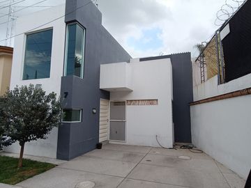 Casa en Venta en Residencial Las Moras, de una planta con doble altura La Tijera