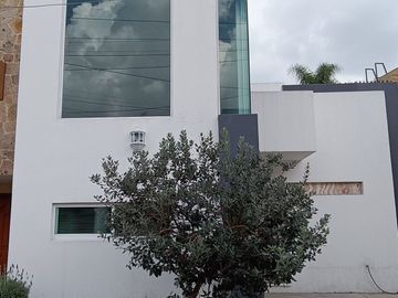 Casa en Venta en Residencial Las Moras, de una planta con doble altura La Tijera