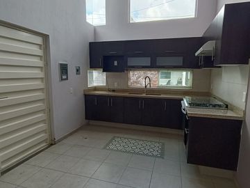 Casa en Venta en Residencial Las Moras, de una planta con doble altura La Tijera
