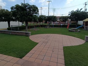 Casa en Venta en Residencial Las Moras, de una planta con doble altura La Tijera
