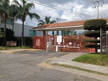 Casa en Venta en Residencial Las Moras, de una planta con doble altura La Tijera