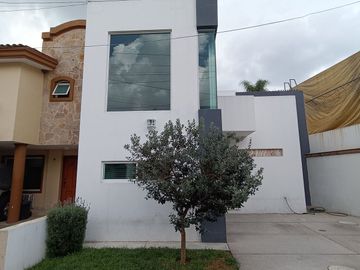 Casa en Venta en Residencial Las Moras, de una planta con doble altura La Tijera