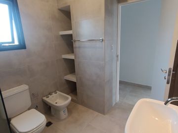 Dúplex en venta de 3 dormitorios c/ cochera en Los Perales