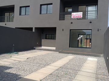 Dúplex en venta de 3 dormitorios c/ cochera en Los Perales