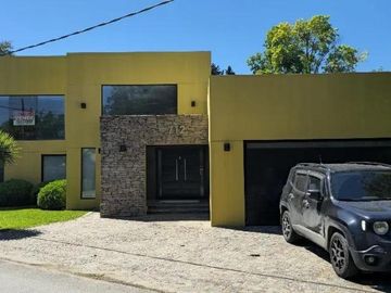 Casa quinta en venta - 5 Dormitorios 4 Baños - Cocheras - 1.600Mts2 - Ezeiza