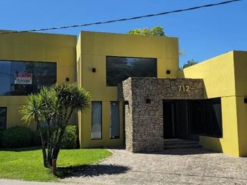 Casa quinta en venta - 5 Dormitorios 4 Baños - Cocheras - 1.600Mts2 - Ezeiza
