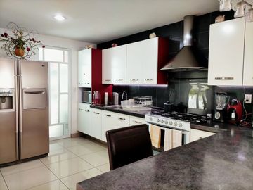 Hermosa Casa en Punta Juriquilla, Doble Altura, Sala TV, Jardín, 3 Recamaras..