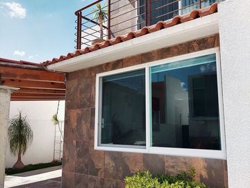Hermosa Casa en Punta Juriquilla, Doble Altura, Sala TV, Jardín, 3 Recamaras..