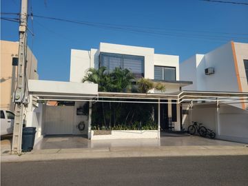 Casa en venta Urbanizacion Altos de Manta Beach.