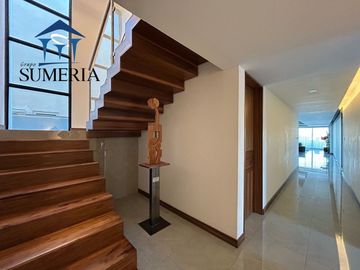 Exclusiva casa en Bosques de San Francisco con vista al campo de golf