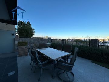 Exclusiva casa en Bosques de San Francisco con vista al campo de golf