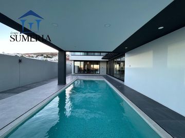 Exclusiva casa en Bosques de San Francisco con vista al campo de golf