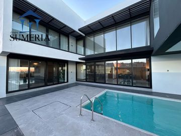 Exclusiva casa en Bosques de San Francisco con vista al campo de golf