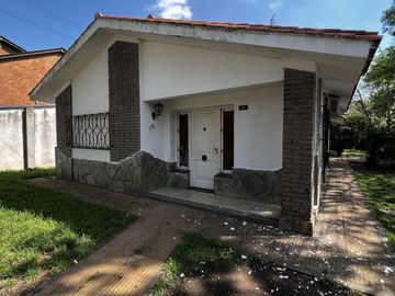 VENTA - Casa 2 dormitorios - Centro, Funes