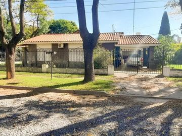 VENTA - Casa 2 dormitorios - Centro, Funes