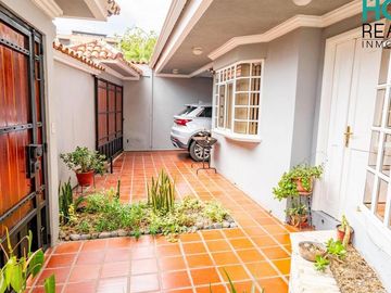 VENTA DE CASA - 4 DORMITORIOS - SECTOR PUERTAS DEL SOL