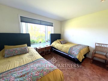Casa emplazada en amplio sitio en Santa María del Mar