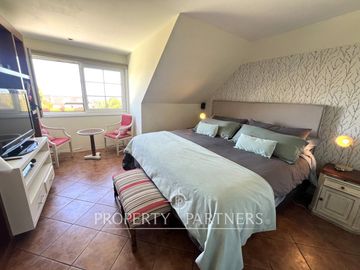 Casa emplazada en amplio sitio en Santa María del Mar