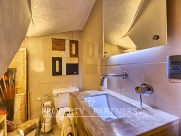 Hermosa y remodelada casa con excelente conectividad en sector privilegiado de Las Condes