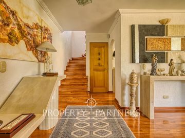 Hermosa y remodelada casa con excelente conectividad en sector privilegiado de Las Condes