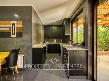 Hermosa y remodelada casa con excelente conectividad en sector privilegiado de Las Condes