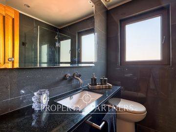 Hermosa y remodelada casa con excelente conectividad en sector privilegiado de Las Condes