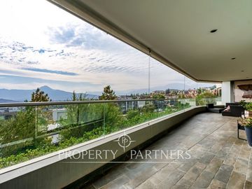 Amplio Duplex con jardín y excelente conectividad, San Carlos de Apoquindo.