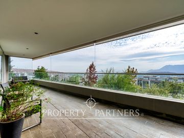 Amplio Duplex con jardín y excelente conectividad, San Carlos de Apoquindo.