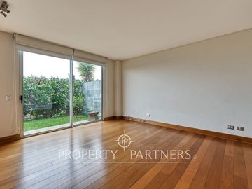 Amplio Duplex con jardín y excelente conectividad, San Carlos de Apoquindo.