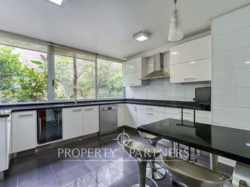 Amplio Duplex con jardín y excelente conectividad, San Carlos de Apoquindo.