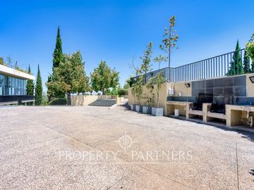 Amplio Duplex con jardín y excelente conectividad, San Carlos de Apoquindo.