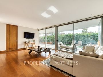 Amplio Duplex con jardín y excelente conectividad, San Carlos de Apoquindo.